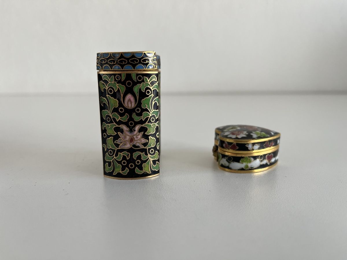 Tutte le decorazioni: 3 Stk. Cloisonné / Telller, Deckeldose / Herzdöschen – Usato da Wetzikon ZH venduto da seli03 8