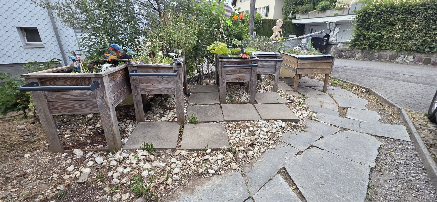 Vasi per fiori: 4 Hochbeet aus Holz mit Rollen und Griffen – Usato da Menzingen venduto da vannessa.studer 5