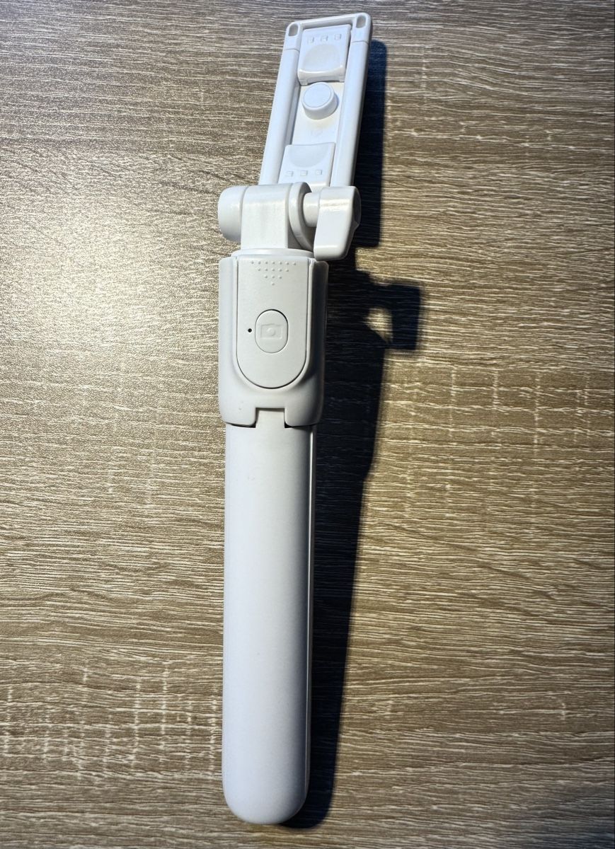 Treppiedi & Teste: Tripod, selfie stick, bluetooth photo stand + batteries – Usato da Zürich venduto da collins9_kate1 2