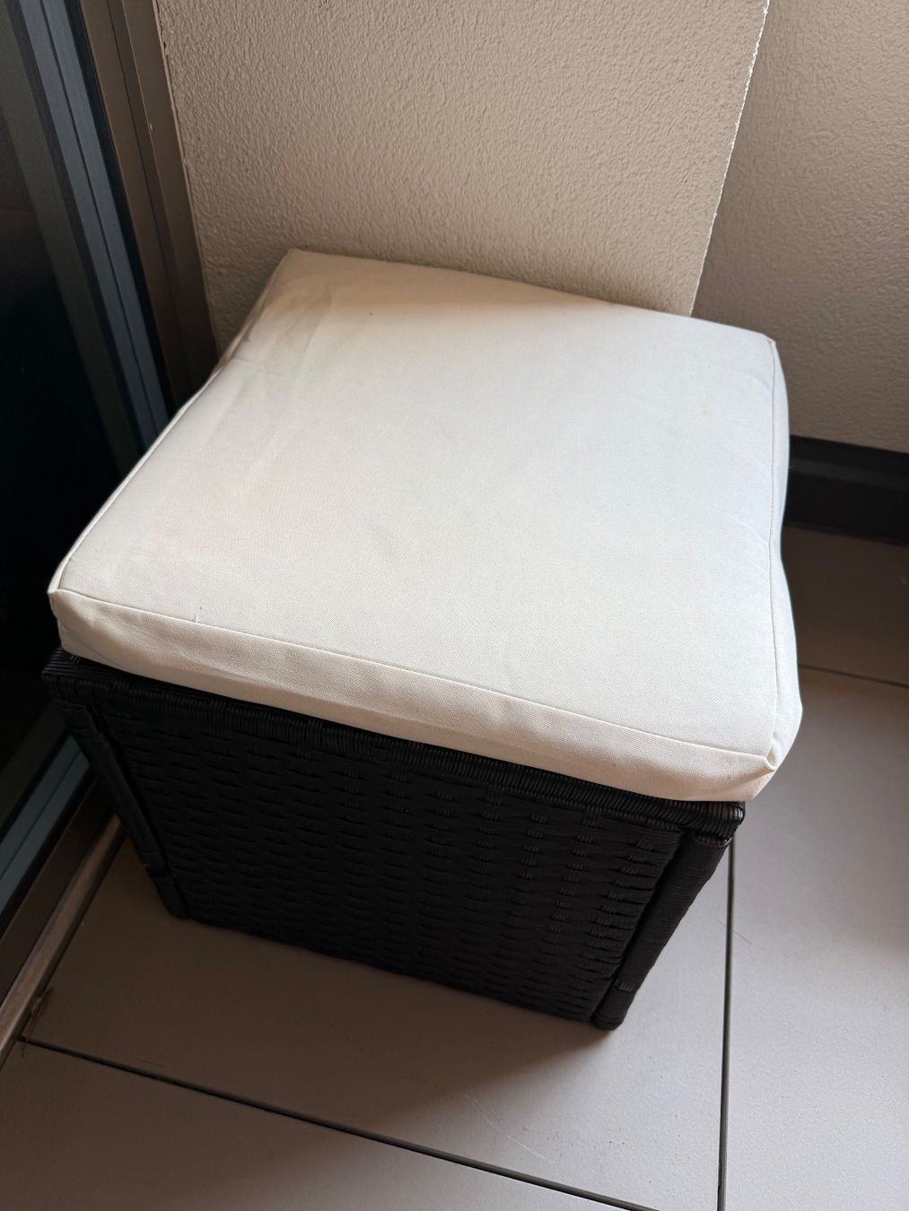 Sofas: Polyrattan Lounge mit Tisch & 2 Hockern – Gebraucht aus Schlieren von Javisnchz 7