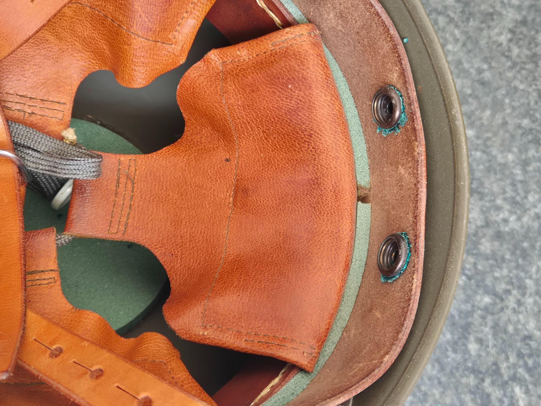 Uniformes & Effets: CH-Militärhelm Heerespolizei getragen Zustand gem.Bilder – D'occasion à Oberuzwil par ceeg7 6