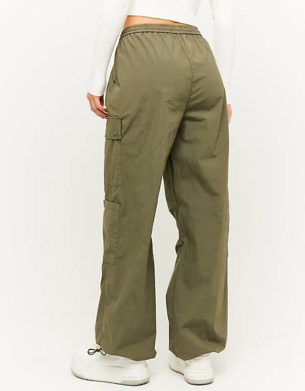 Pantaloni: Two parachute-style cargo pants – Usato da Basel venduto da amu_8n2j 1
