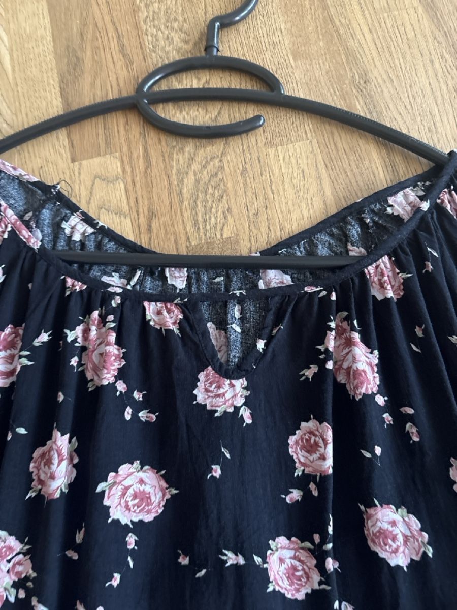 Blusen: Damen Bluse Schwarz mit Rosenmuster Grösse S - M – Neu (gemäss Beschreibung) aus Berneck von SESSES 2