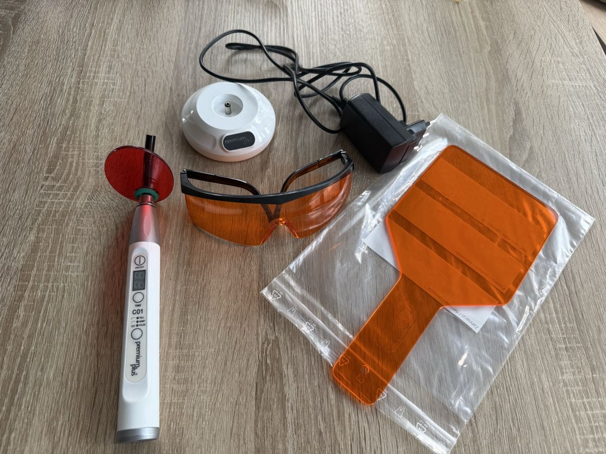 Medizinische Geräte: LED-Polymerisationslampe Premium Plus C01 Set – inkl. Schutz – Gebraucht aus Opfikon von na0_rrc8
