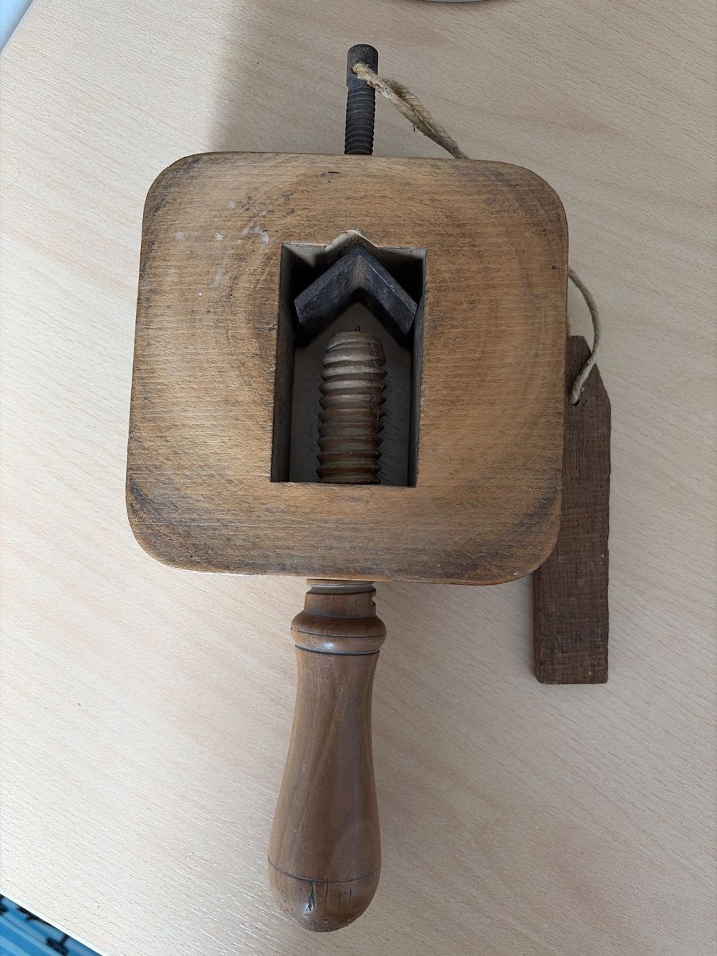 Elettrodomestici da cucina: Antiker Nussknacker aus Holz mit Gewindespindel – Usato da Attelwil venduto da Canelle67