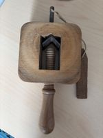 Antiker Nussknacker aus Holz mit Gewindespindel