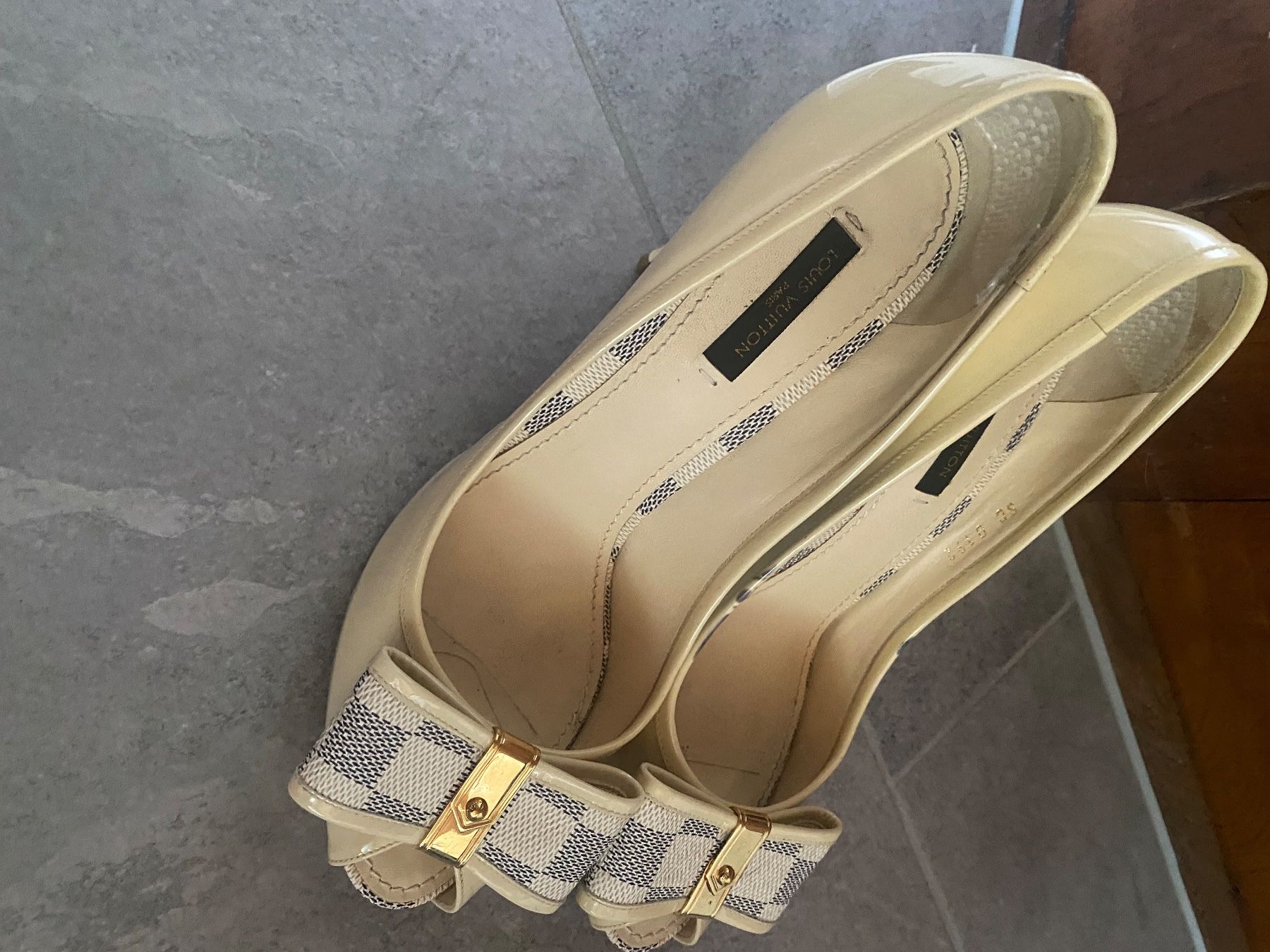Chaussures femmes: Escarpins Louis Vuitton – D'occasion à Mollis par Duftbox
