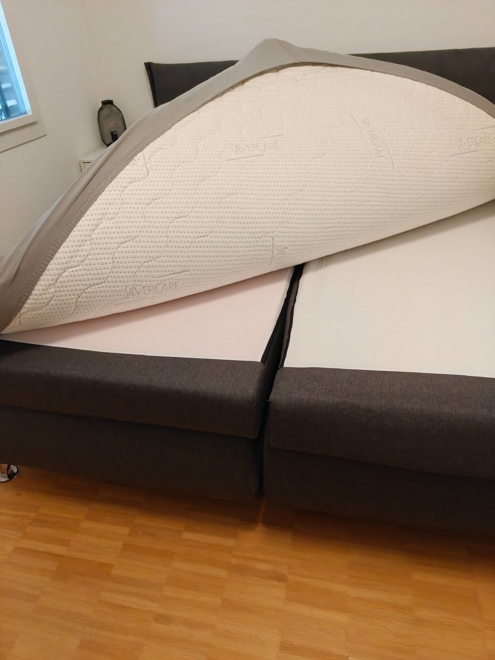Letti: Lit boxspring 180x200 cm gris avec surmatelas – Usato da Pâquier-Montbarry venduto da kev_5r5x 2