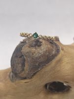 Elegante Goldfarbiger Ring mit smaragdgrünem Stein!