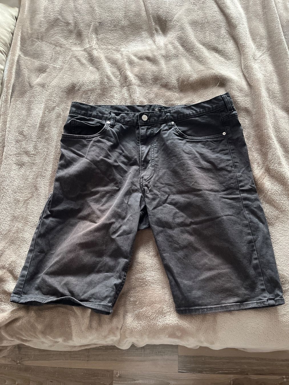 H&M Pantaloni: Short gris H&M – Usato da Le Locle venduto da Mayd_h