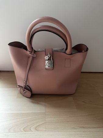 Rosa Handtasche mit Schloss Emily & Noah inkl. Umhängegurt