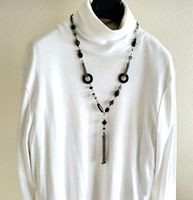 Long collier pendentif est orné de perles noires et bleues