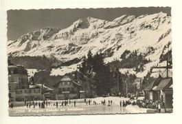 WENGEN Eisbahn mit Schilthorn