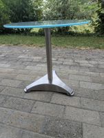 Runder Beistell- / Salontisch mit Glasplatte und Metallgeste