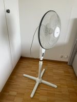 Grosser Standventilator mit  mehreren Geschwindigkeitsstufen