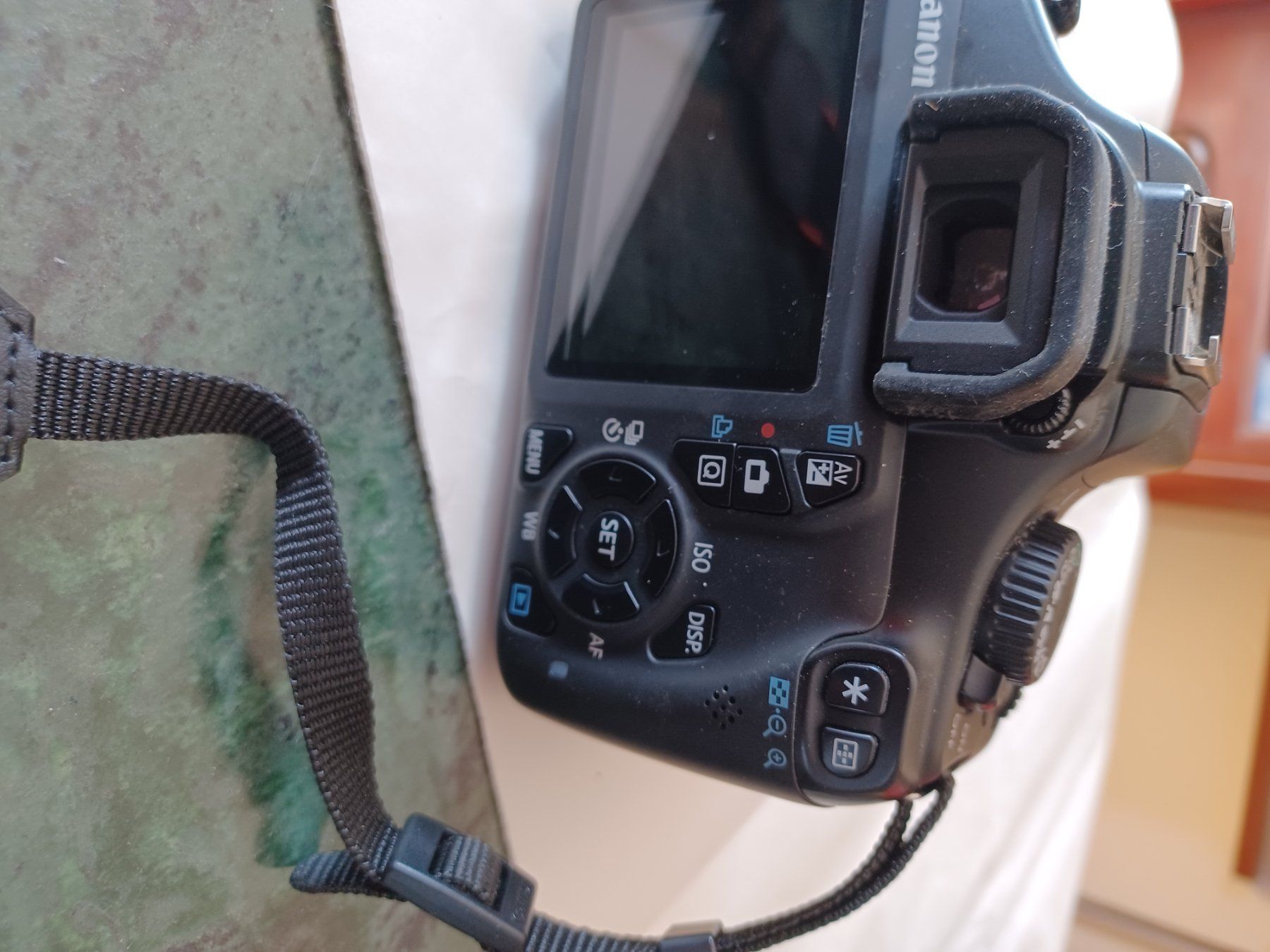 Canon Appareil photo: CANON EOS 1100 D    CANON EOS 300 D + 2 ZOOM – Défectueux à LUZERN par picci01 5
