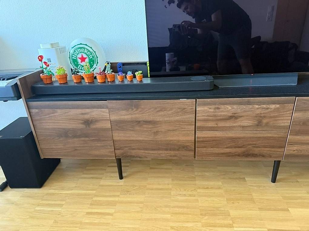 Mobili TV: Elegantes TV-Möbel aus dunklem Holz – Usato da Basel venduto da anguzz 1