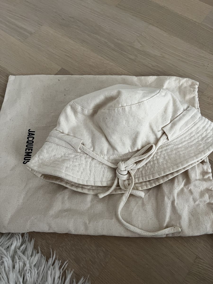 Jacquemus Hüte, Mützen & Caps: JAQUEMUS Bucket Hat – Gebraucht aus Rapperswil SG von Tiniva 2