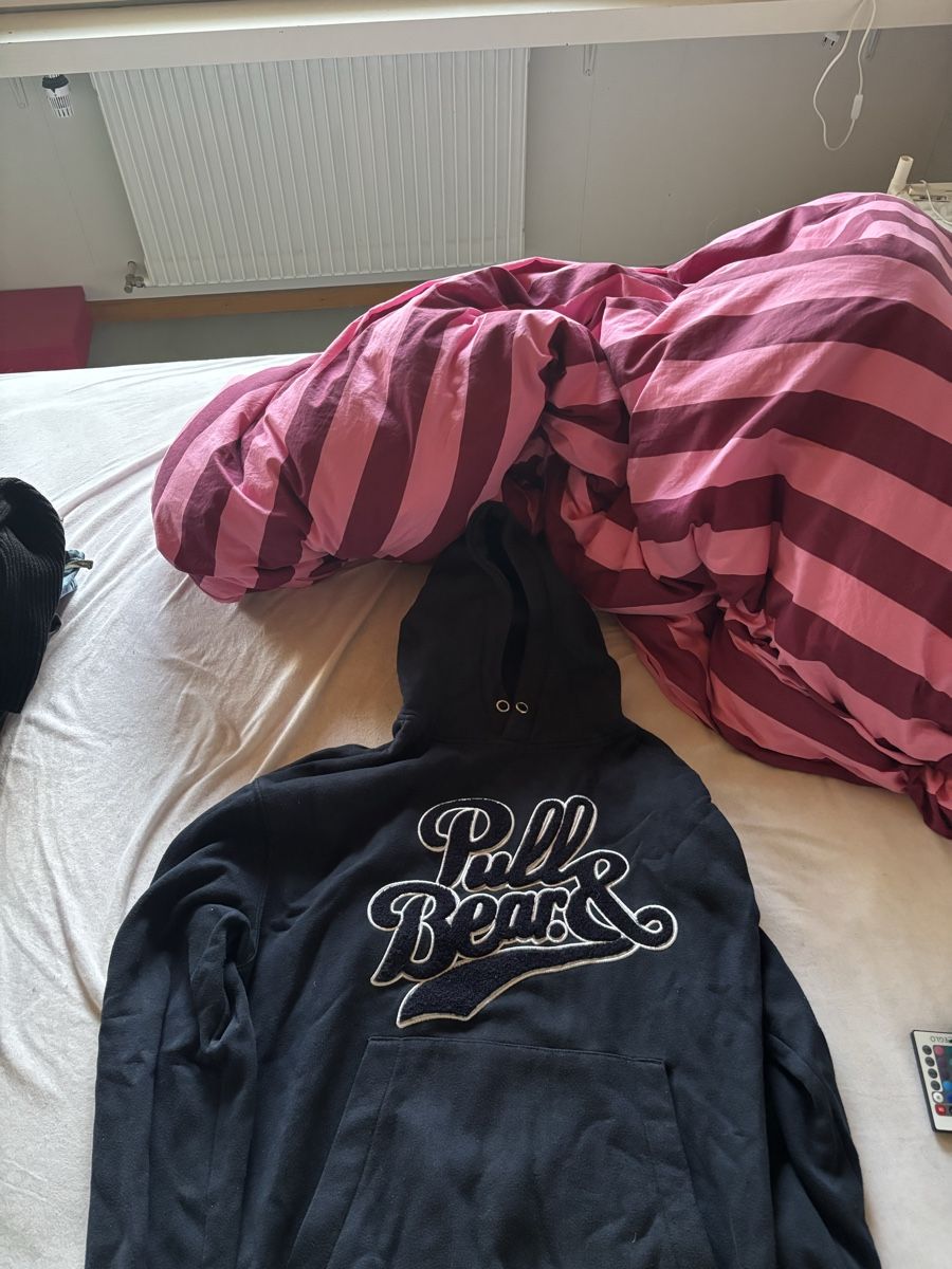 Pullover & Sweatshirts: Pull and Bear Kapuzenpullover schwarz Grösse M gebraucht – Gebraucht aus Rehetobel von alo_z95x