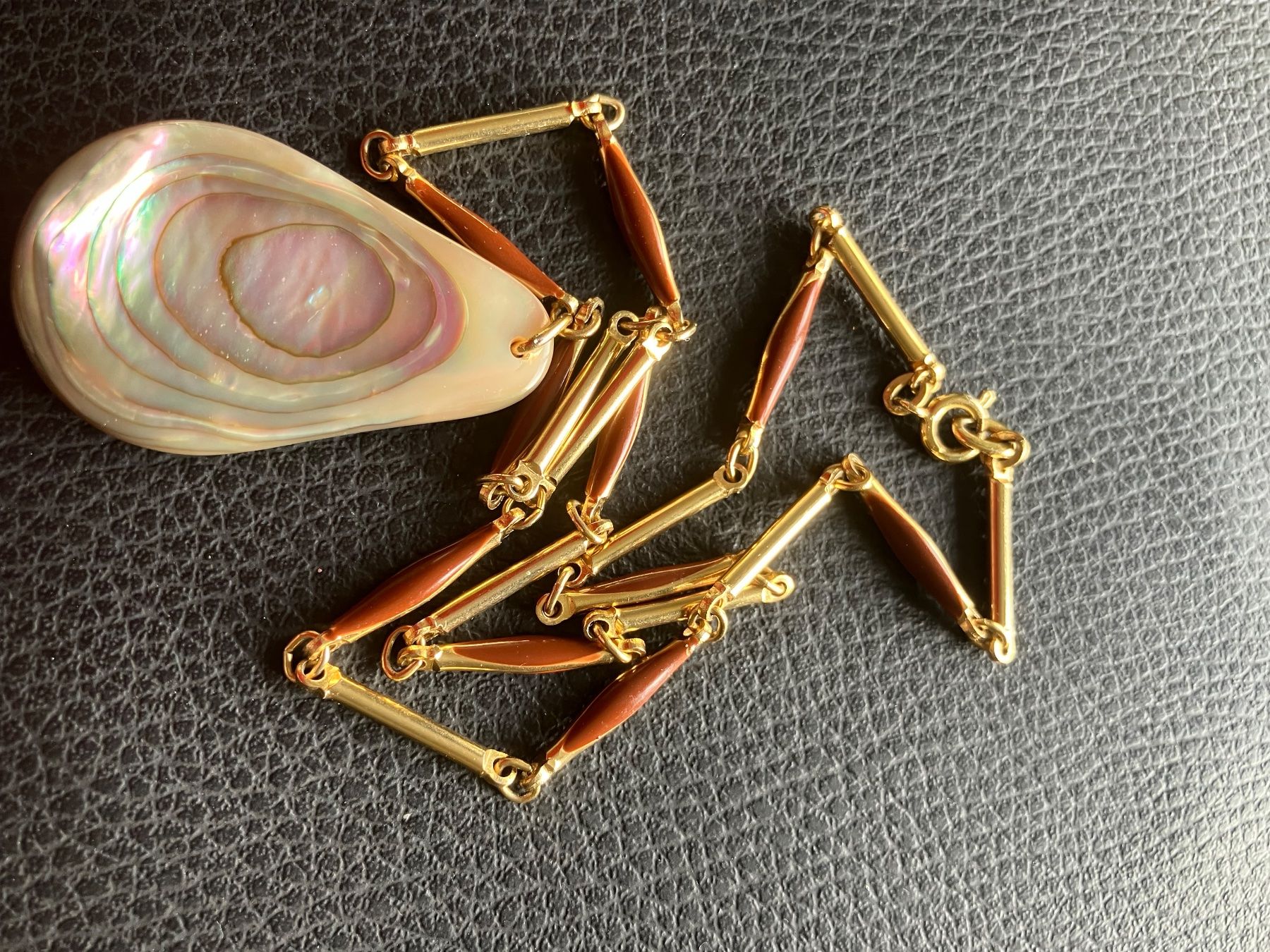 Catenine: Collier vintage avec pendentif nacre véritable, – Usato da Peseux venduto da Cresus27 8