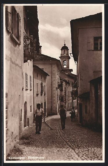 Cartes postales: Castasegna, Einwohner auf der Dorfstrass – D'occasion à Berlin par bartko-reher