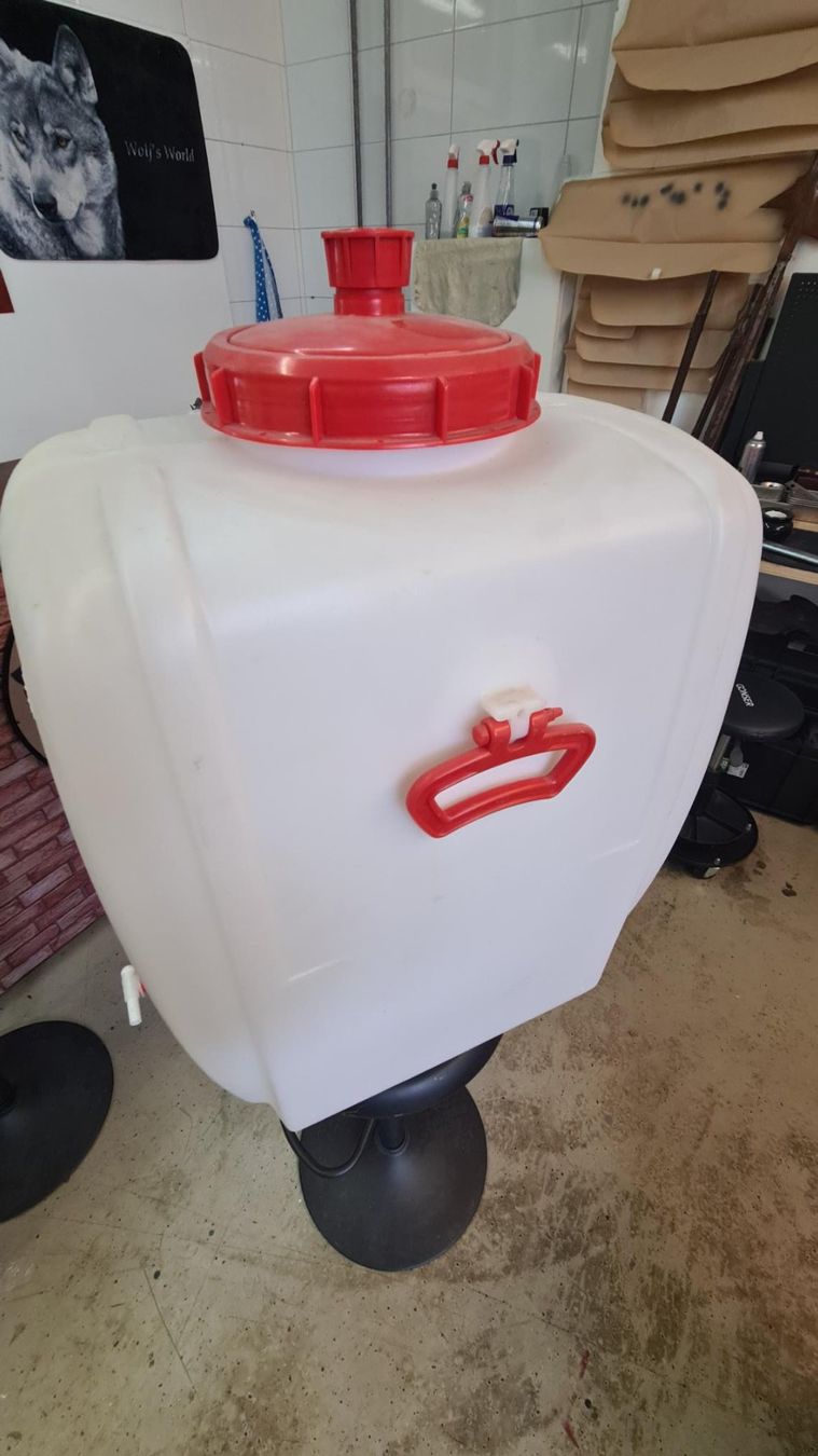 Abbeveratoi e trogoli: Plastik Tank 110L mit Hahn. – Usato da Schötz venduto da Hasch71 1