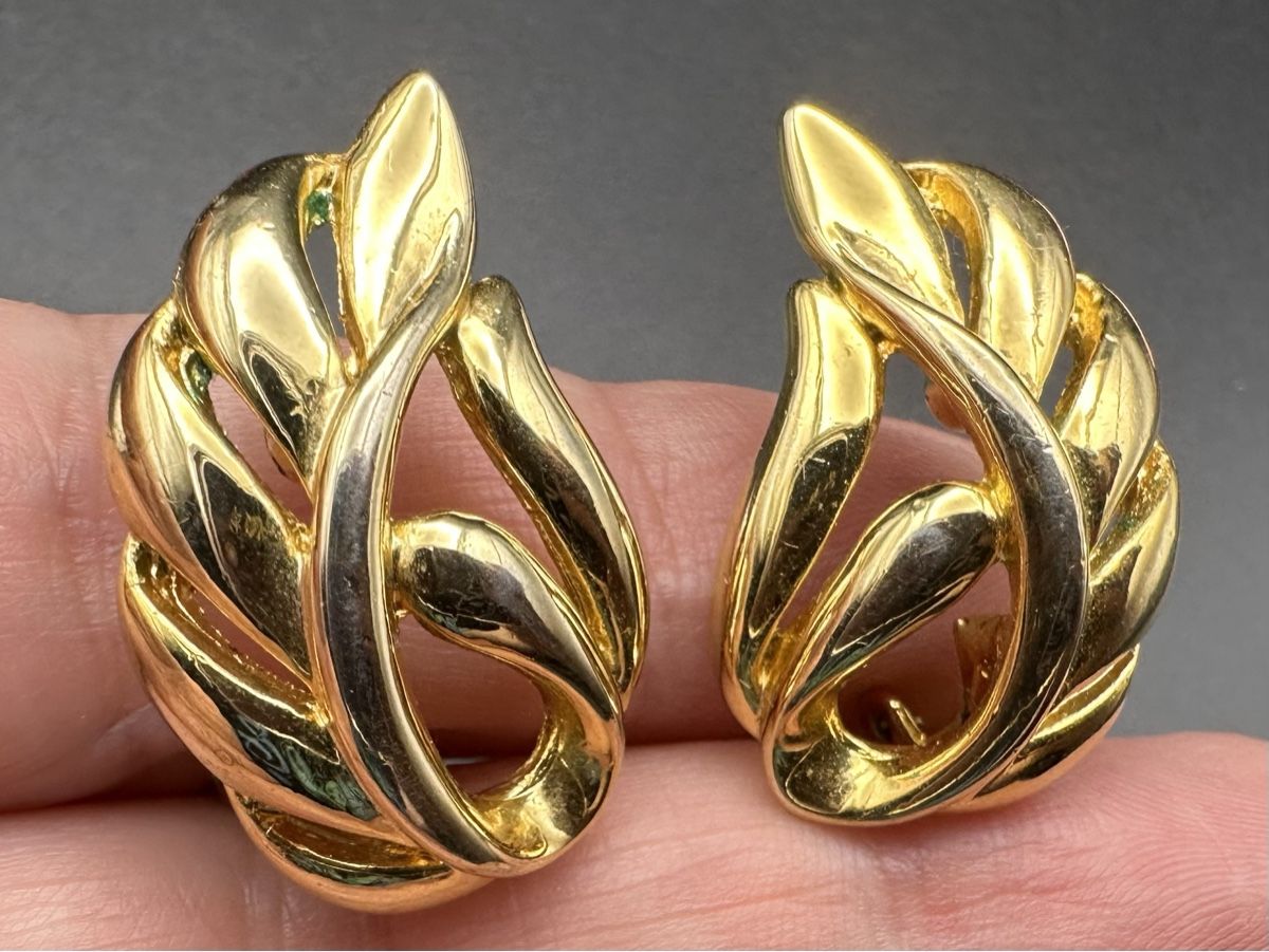 Ohrringe & -stecker: Vintage Goldfarbene Clip-Ohrringe – Gebraucht aus Lamone von LaCantinaMagica 1
