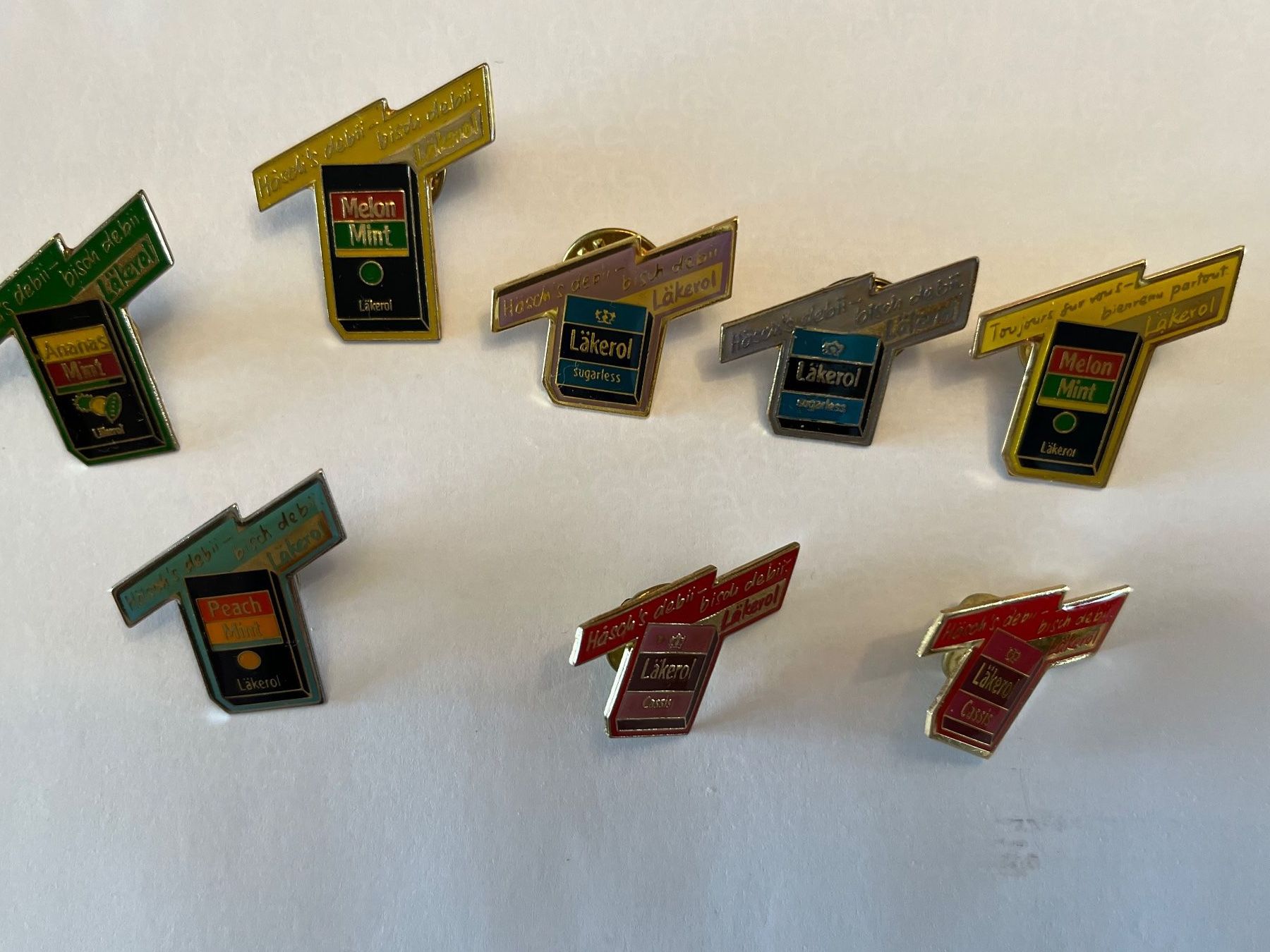 Plaketten & Abzeichen: 8 Läkerol Pins – Gebraucht aus Zürich von Gurkis