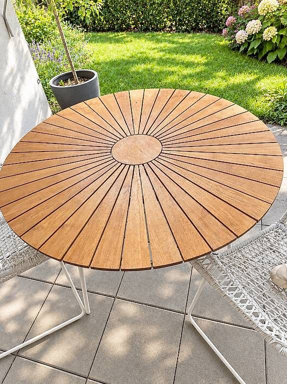 Tische: Gartentisch mit Teakholzplatte – Gebraucht aus Urtenen-Schönbühl von nat_f29x