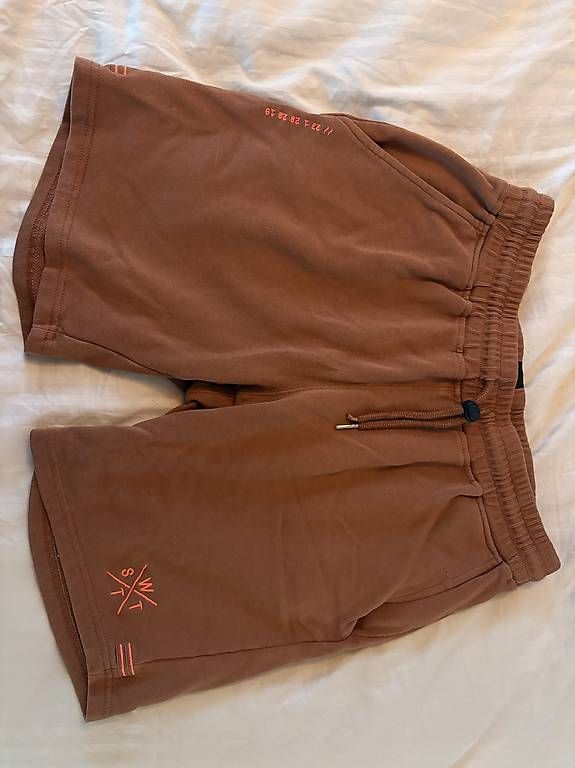 Pantalons: Shorts Watts – D'occasion à Val-d'Illiez par bap_l6fg