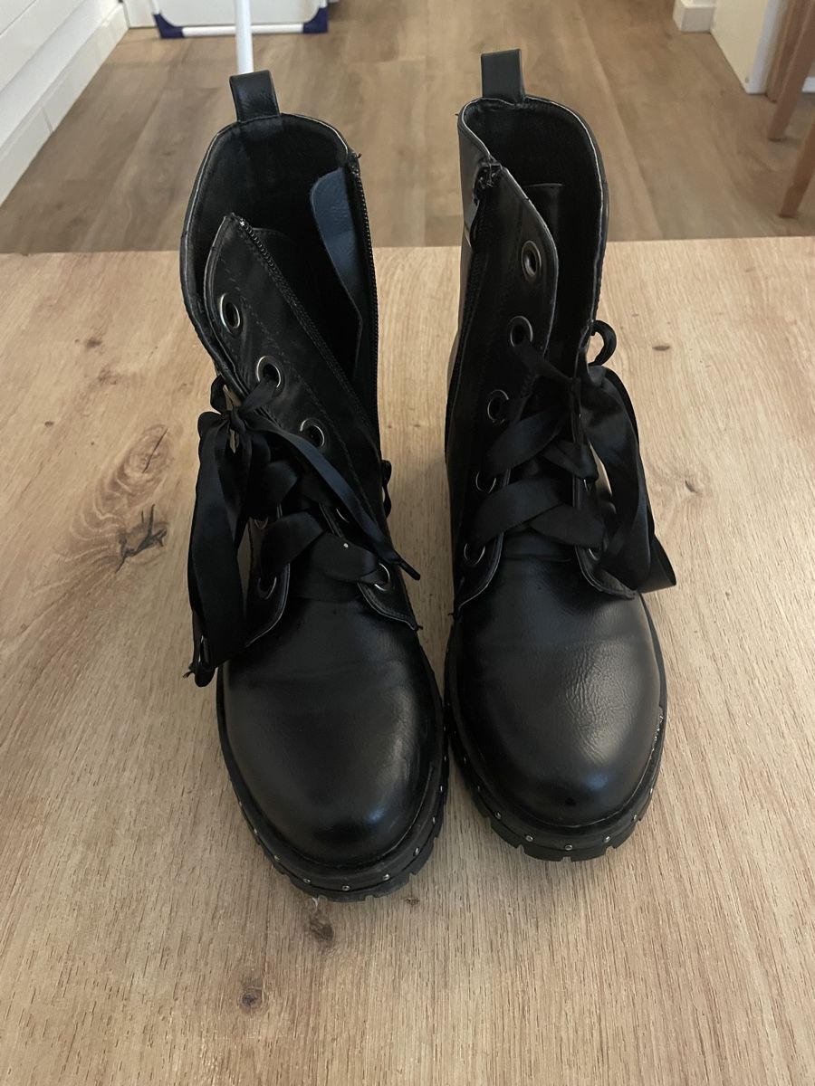 Scarpe da donna: Stivali neri con lacci eleganti – Usato da Dietwil venduto da pao_q5hy