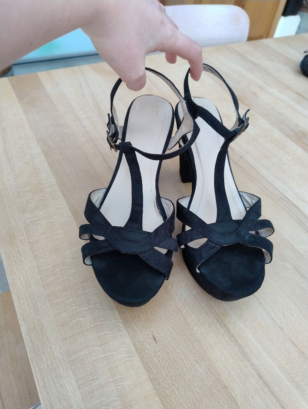Damenschuhe: Schwarze Plateau Sandaletten Grösse 37 – Gebraucht aus Kirchberg BE von lauraflu 1