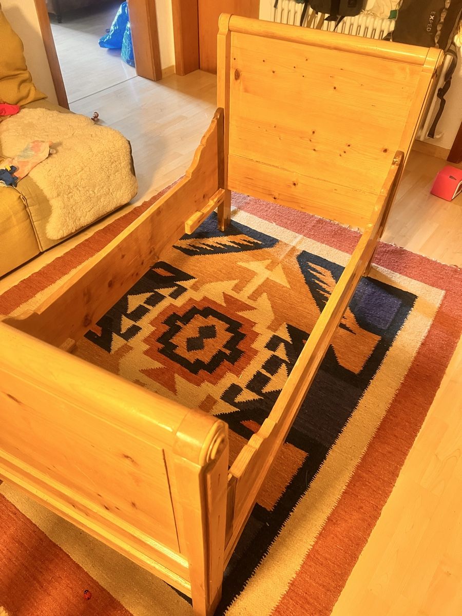 Betten: Kinderbett antik Holz – Gebraucht aus Davos Glaris von Marryon 4