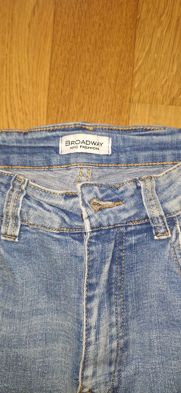 Broadway NYC Fashion Jeans: Broadway,  jeans clair – Neu (gemäss Beschreibung) aus Lussery-Villars von pousinete02 2