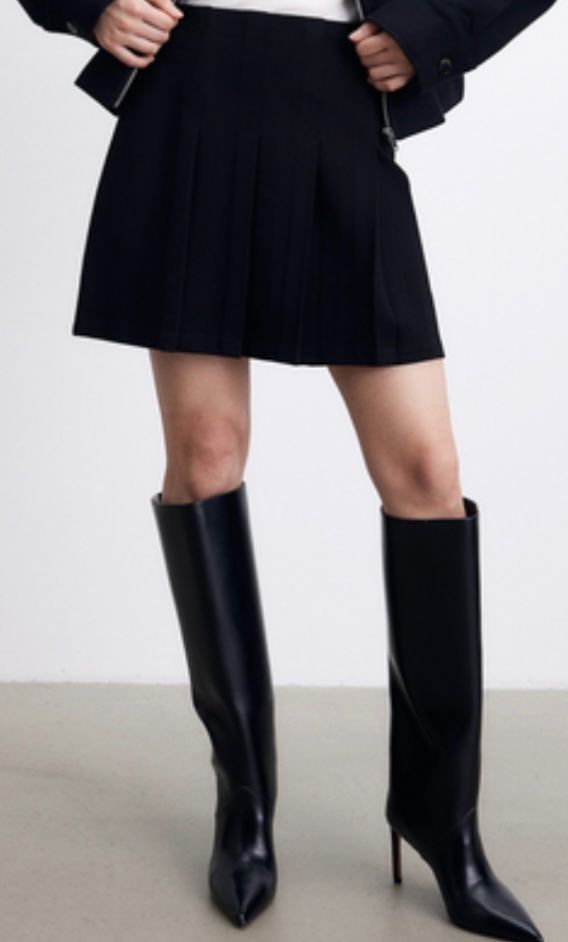 H&M Jupes: Kurzer Faltenrock – Neuf avec emballage d'origine à Allschwil par eyl_bb8q