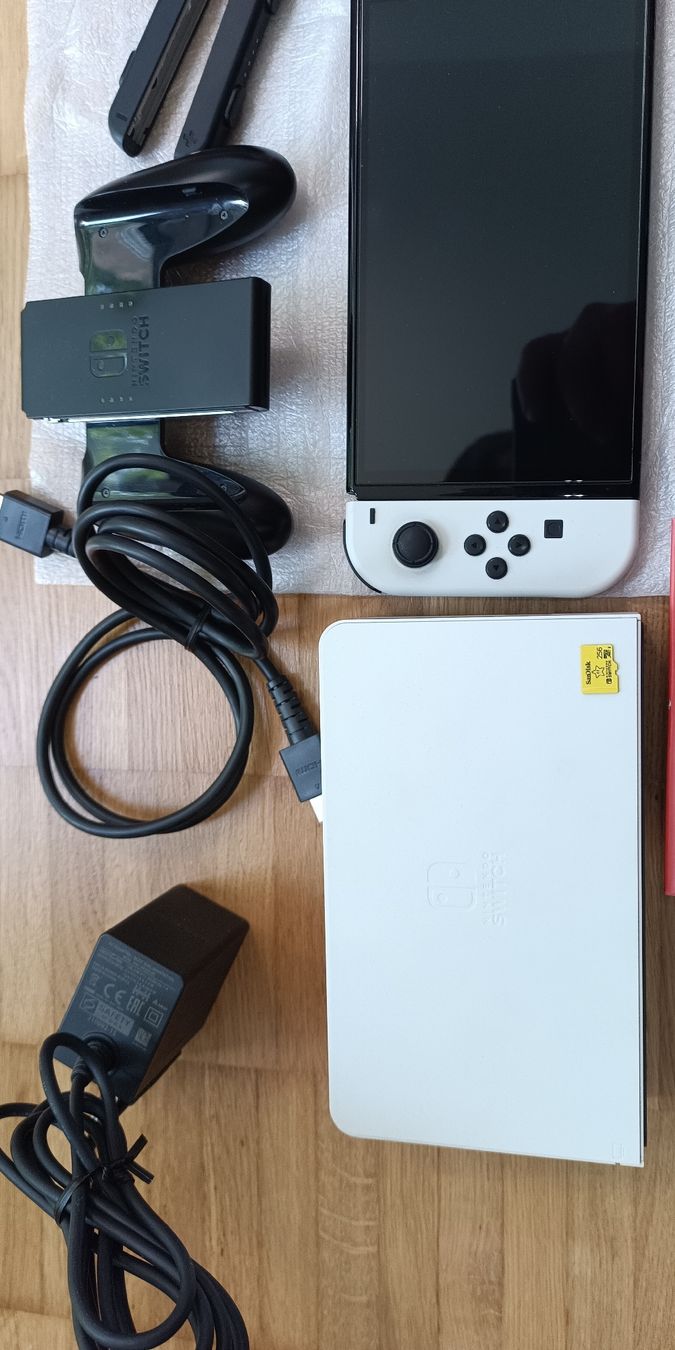Nintendo Console: Nintendo Switch OLED + 256 GB MicroSD + Schutz + Zubehör – Usato da Schinznach Bad venduto da Zaaiko 3