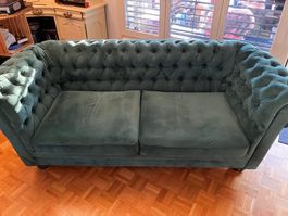 Samtsofa dunkelgrün, Chesterfield-Stil, 2 er Sitz