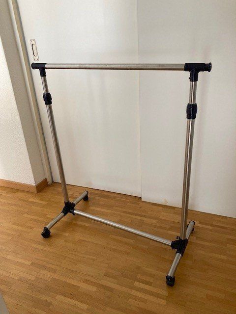 Porte manteau: Kleiderständer auf Rollen – D'occasion à Rapperswil SG par sum_y5g5