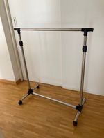Kleiderständer auf Rollen
