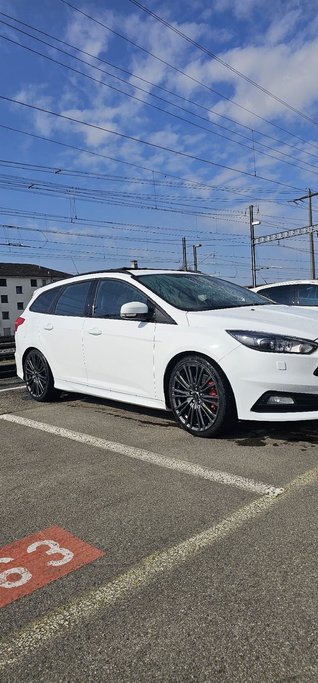 Autos: Ford focus st  – D'occasion à Lustdorf par dns_j68w 1