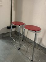 Zwei Barhocker Metallgestell rot Sitzfläche guter Zustand