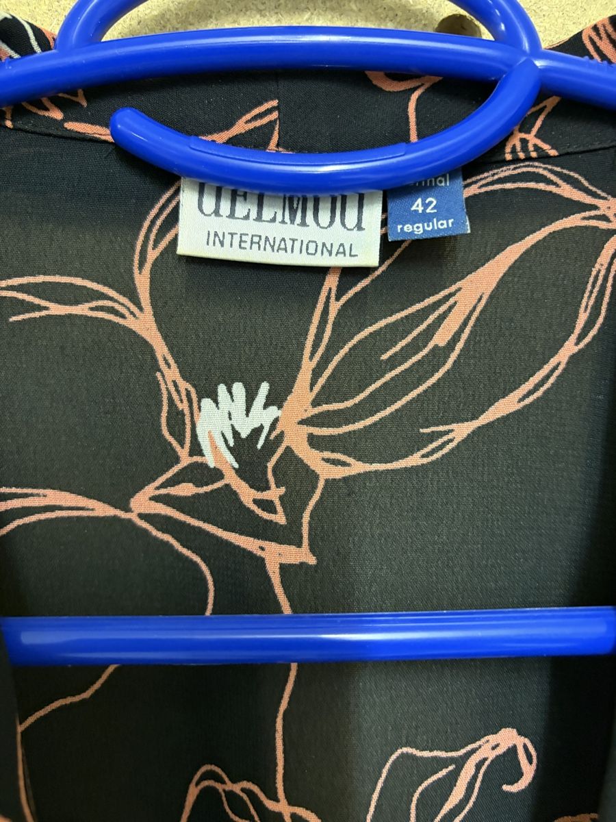 Blusen: Bluse mit Jacke  Blumenmuster Schwarz Grösse 42 – Neu (gemäss Beschreibung) aus Erlenbach ZH von Ritschly 1
