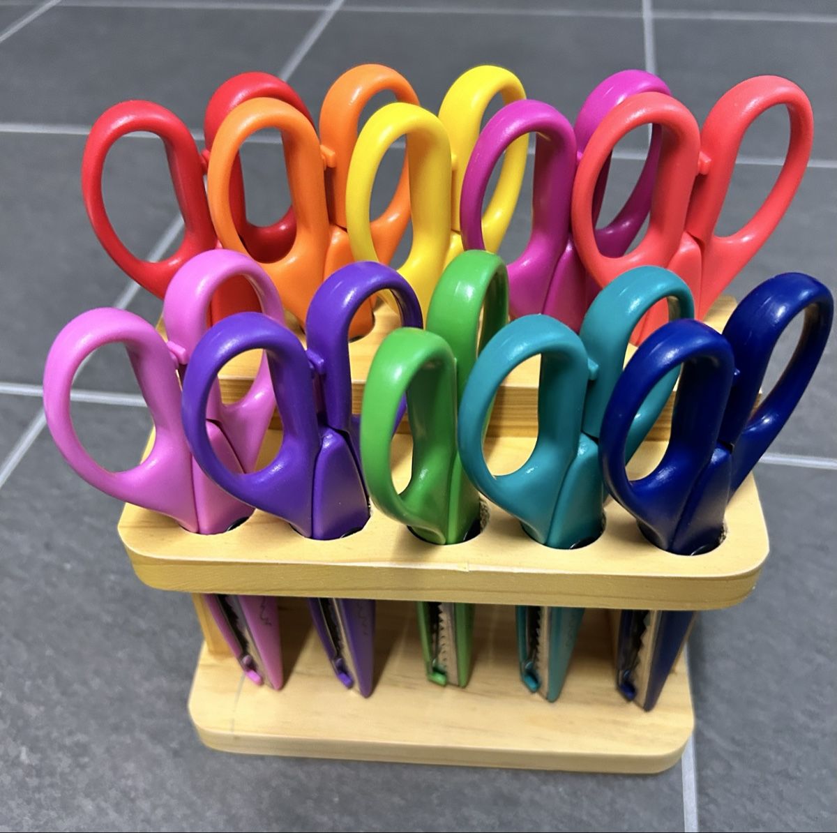 Kit bricolage: Bastelscheren Set, 10-teilig, mit Ständer, neuwertig! – Nuovo (secondo la descrizione) da Oftringen venduto da Solima 1