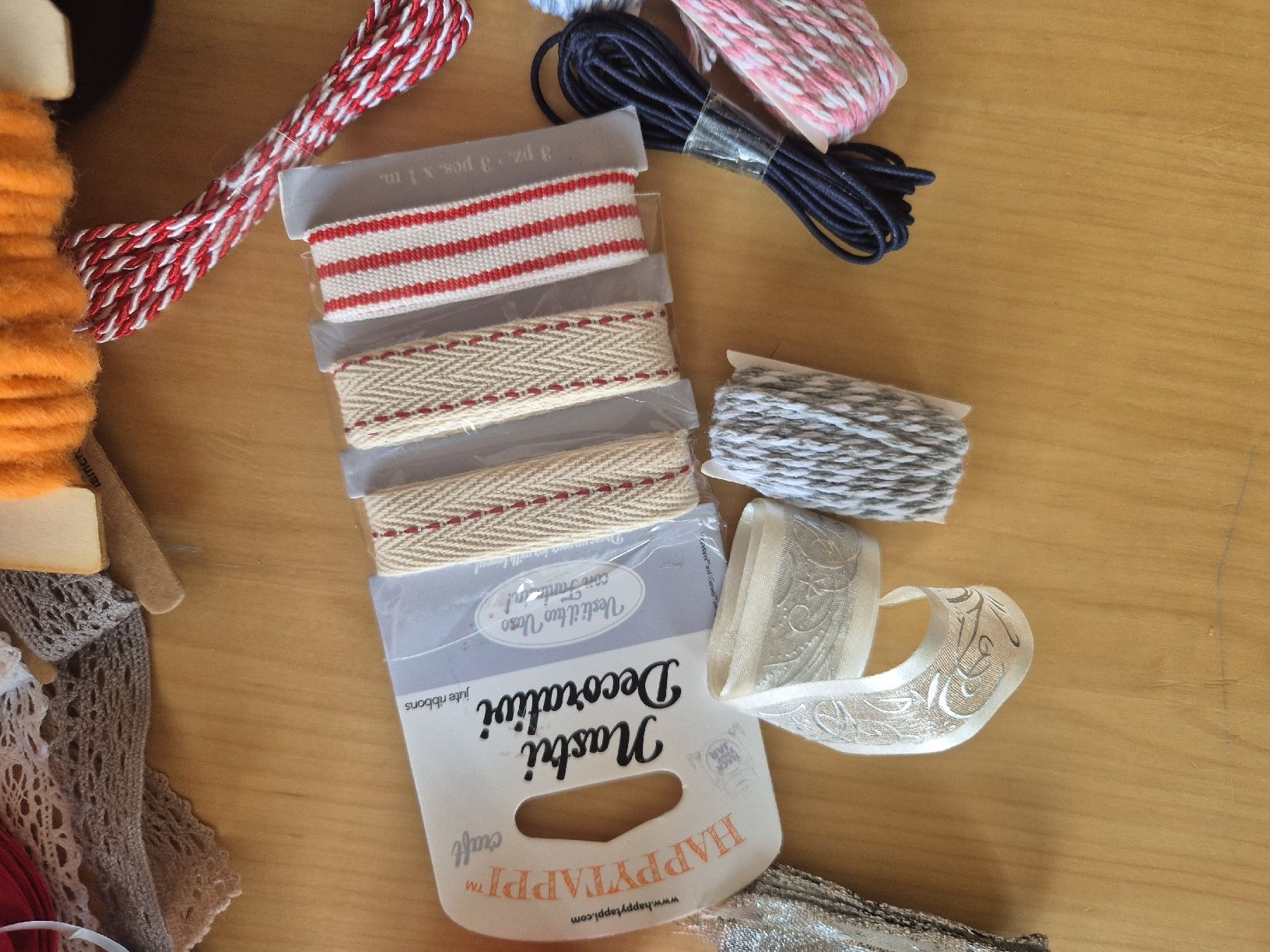 Kit bricolage: Handarbeitsmaterial, Wolle, Garn, Bändchen... – Usato da Herzogenbuchsee venduto da herzchae 7