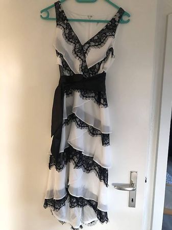 Originelles Cocktailkleid mit schwarzer Spitze