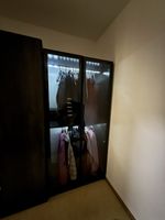 Kleiderschrank schwarz mit Glastüren und Beleuchtung