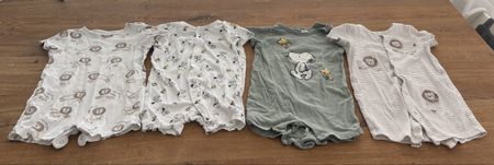 4 Stück Kurzarm Babystrampler