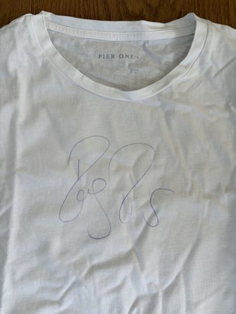 Roger Federer – Original-Autogramm auf gebrauchtem T-Shirt  