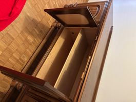 Sideboard aus Holz mit vier Türen und Schubladen braun
