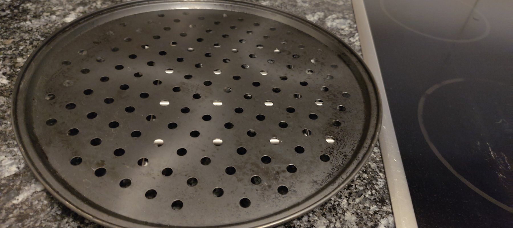 Teglie da forno: Pizzablech mit Löchern für einen knusprigen Teig – Usato da Urtenen-Schönbühl venduto da phu_tpt8